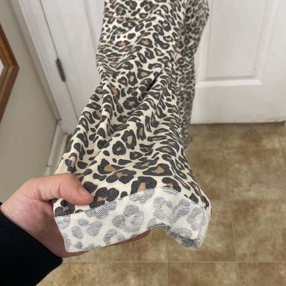 Cheetah printed jumpsuit - Picture 3 of 5